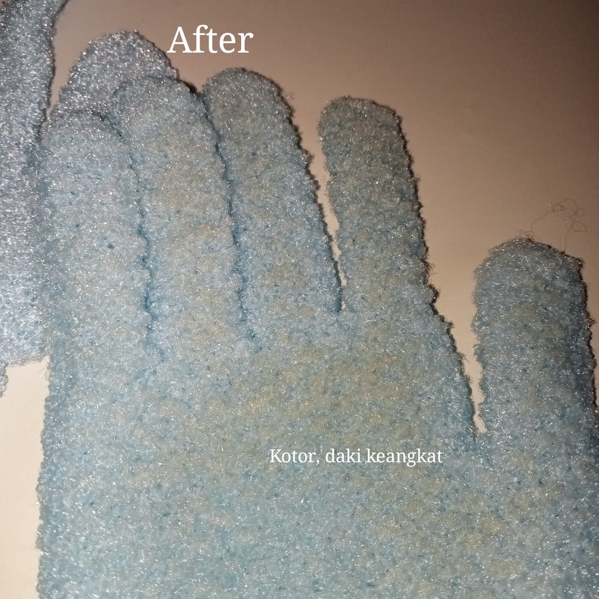 secangkirkopimu's tweet photo. Mandi pake bath gloves daki auto keangkat + badan jadi lebih bersihh

gak nyangka bngt ternyata daki aku sebanyak dan sekotor ituUUu 😭🫵 https://t.co/8gxNpWyfMt