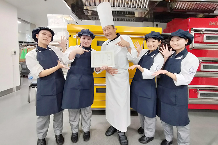 9月28日(土)、スイーツの巨匠・鎧塚シェフをお迎えし、製菓･製パン科2年生が学内ケーキコンテストを実施🎂
⬇️詳しくはこちら⬇️
numasen.ac.jp/2024/10/02/%e3…

#沼津
#沼情
#沼津情報ビジネス専門学校
#専門学校生
#製菓専門学校
#専門学校
#製菓学生
#特別授業
#鎧塚俊彦
#toshiyoroizuka
#パティシエの卵