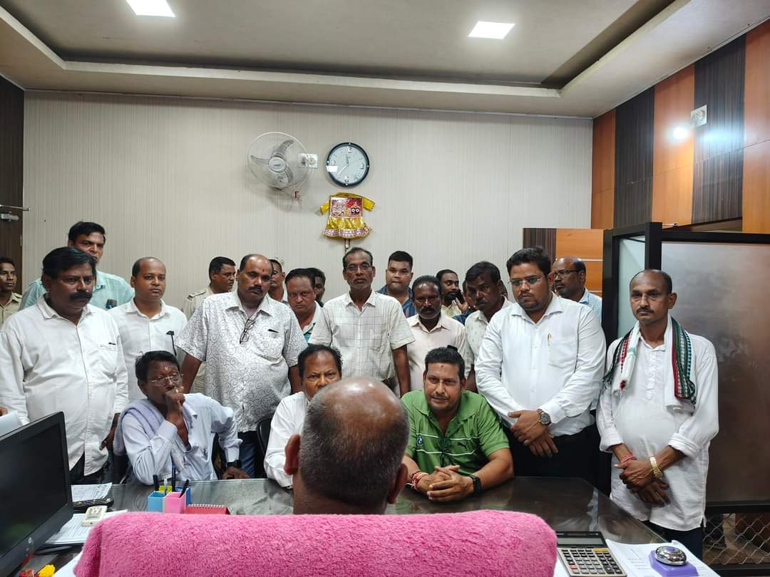 CuttackDCC's tweet photo. Due to detoriated road conditions met the R&B Executive Engineer of Cuttack - 2 demanding immediate repairing of roads before in Cuttack City before the ensuing Durga Puja.
#CuttackCongress #BiplabSiladitya #Odisha #Congress https://t.co/1vnzBPpKRP