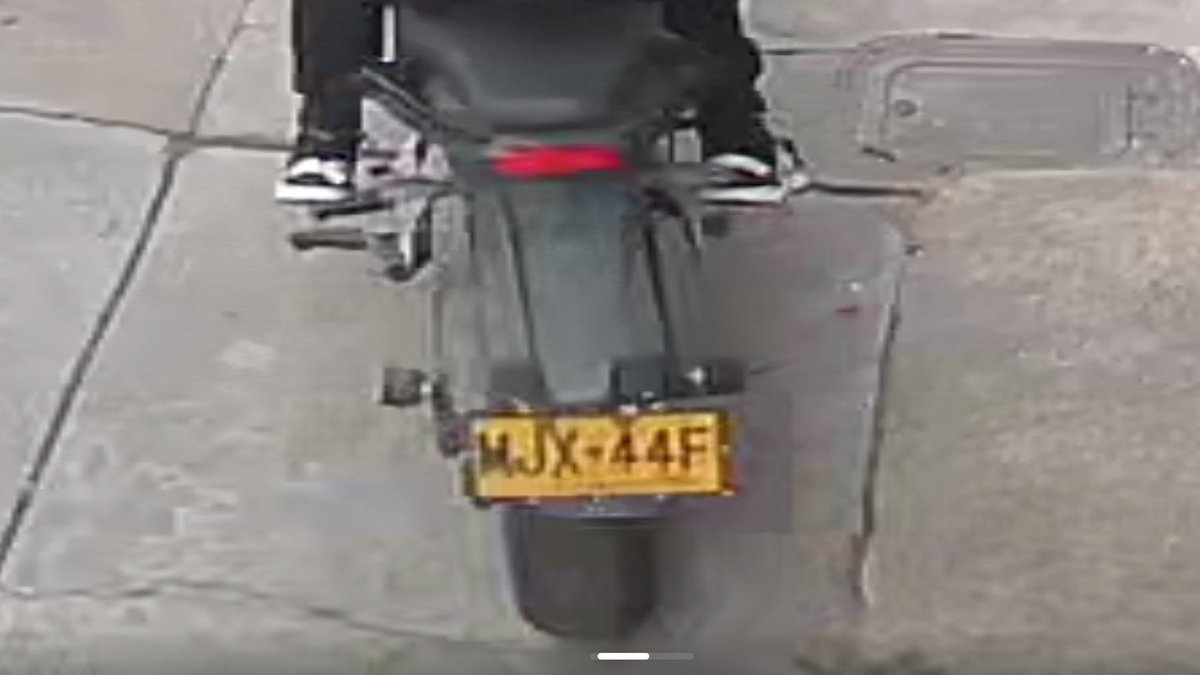 ColombiaOscura's tweet photo. #OPINE. ¡Delincuente estúpido! 😑 Un ladrón a bordo de motocicleta intentó rapar el celular a una joven en inmediaciones a la Ciudadela Colsubsidio (Bogotá) pero no logró su cometido por un mal cálculo que lo hizo chocar contra una pared y por eso tuvo que soltar el dispositivo.

📣 ÚNETE 👉 https://t.co/3q1TYKflOu