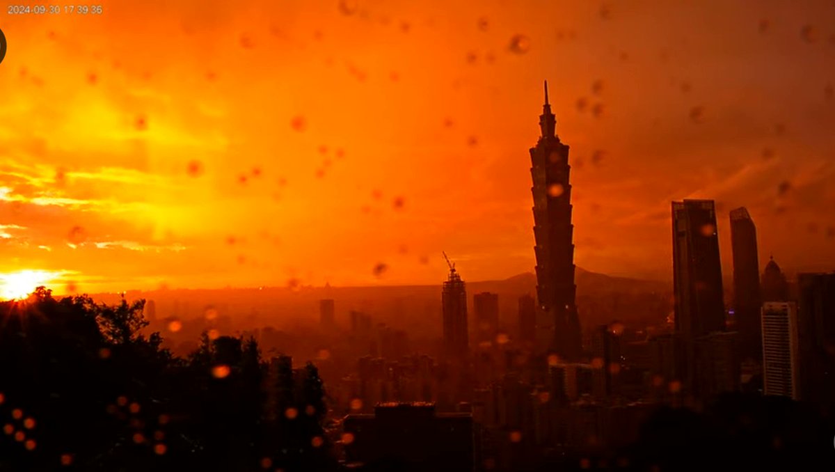 TaiwanNewsEN's tweet photo. Red sunset over Taipei before Typhoon Krathon https://t.co/TaPd2q7BIh https://t.co/xn7nFLN3Oh