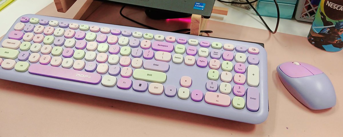 Salah satu punca mata happy bila hadap laptop 😎💞
Banyak lagi colour pilihan taw.. 
#keyboardcomel
#paddlepopcolour