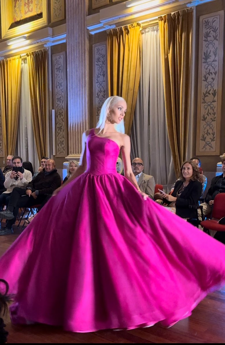 RPirog's tweet photo. #milan #FashionWeek #MFW #runway https://t.co/UfzBS4ZL3B