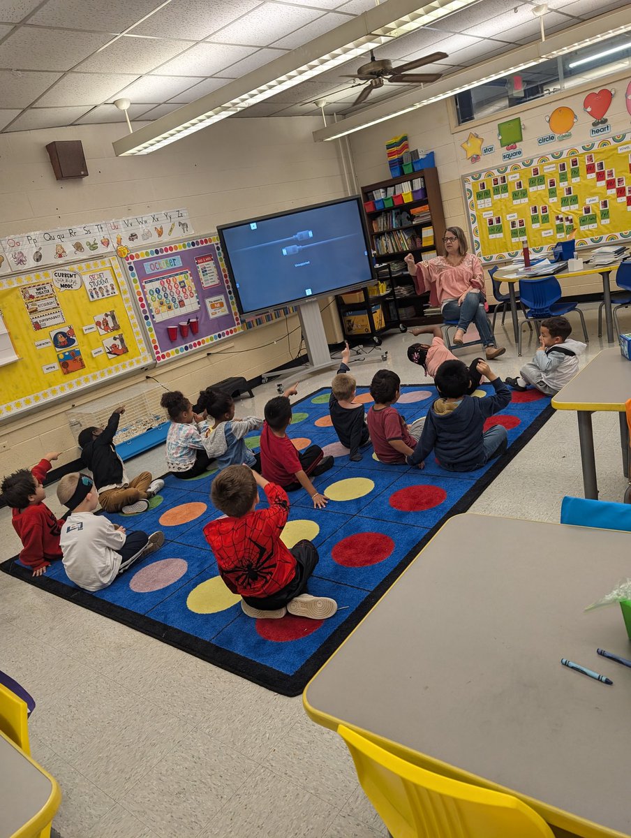 Kdnelson01's tweet photo. Another great day of learning at Moss! #gosharks https://t.co/jGkDDUL9jk