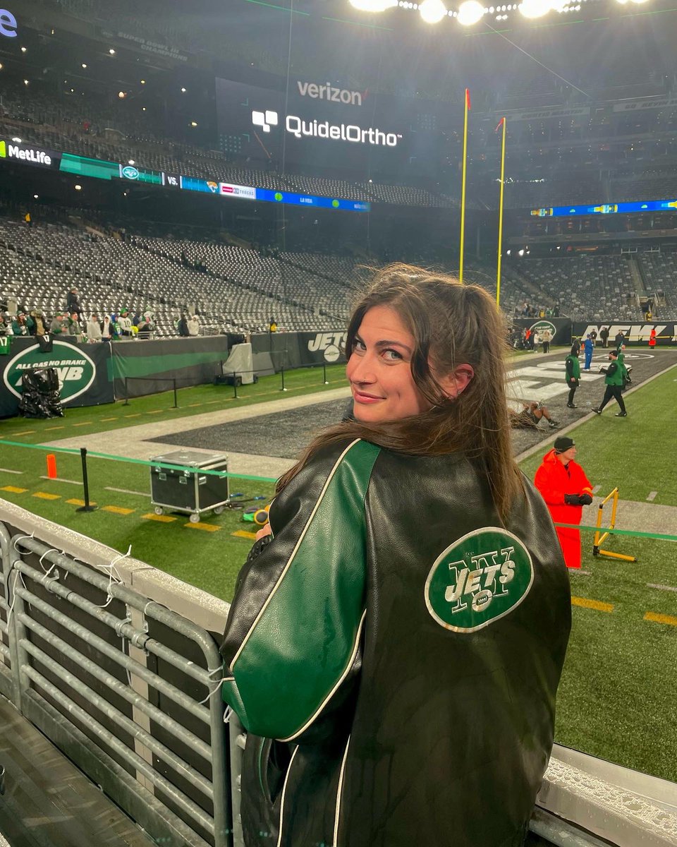 betsonthejets's tweet photo. Hi friends unfortunately my account @nobetsonthejets has been permanently suspended (apparently I need to stop threatening to k*ll referees and myself) 

I’m not sure if my appeal will be successful so please help me find my friends &amp; followers in the meantime🥺

#JetUp https://t.co/AktSwUTAVJ