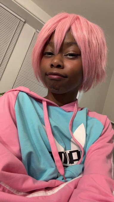 2 pic. Kinda liking this pink one now :3 ? makes me feel soft and cute https://t.co/lQ8mXYStXP