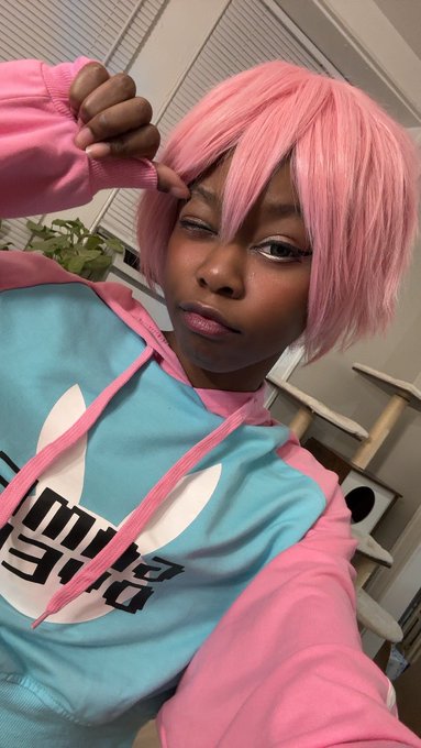 1 pic. Kinda liking this pink one now :3 ? makes me feel soft and cute https://t.co/lQ8mXYStXP