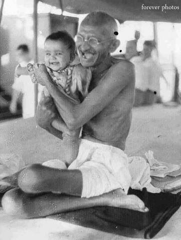 गांधी जयंती पर मैं उनको नमन करती हूं
उनकी अहिंसा की सीख से मैं सबसे ज्यादा प्रभावित हूं

गांधी जी की सीख को अपने जीवन में उतार कर अपने जीवन को हम सफल बना सकते हैं

गांधी जैसे हजार सालों में एक बार होते हैं
नाथूराम गोडसे जैसे घटिया हज़ारों मिल जाएंगे

#FatherOfTheNation