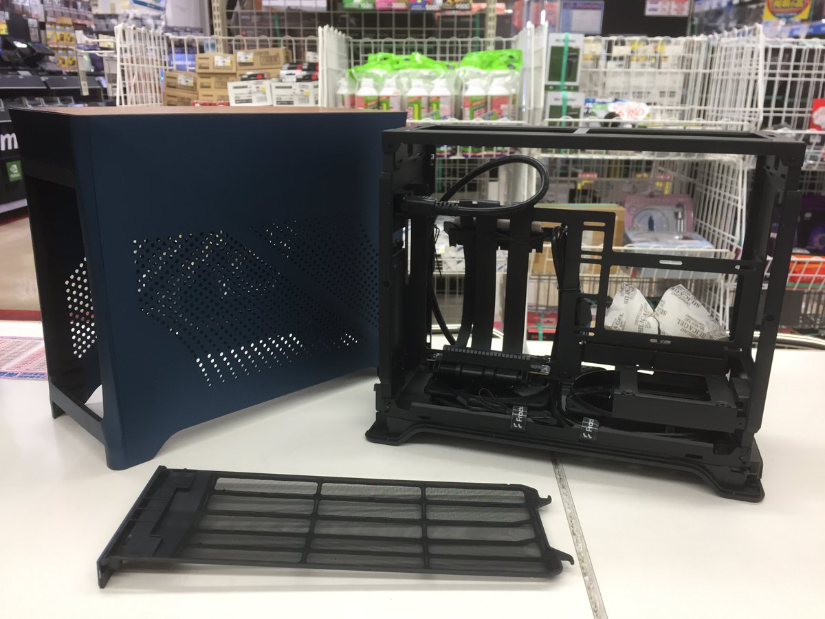 TSUKUMO_NAGOYA's tweet image. 【デジモバ館 パーツコーナー】
#FractalDesign より、流行り？の木目パネルを
採用したMini-ITX PCケース
「Era 2シリーズ」登場です！
当店サンプルは、あまり見なくなった
ブルー系の色「Midnight Blue」です。
大人な落ち着いた色合い
前モデルを使っている担当も買おうか迷う一品です。
#ツクモ