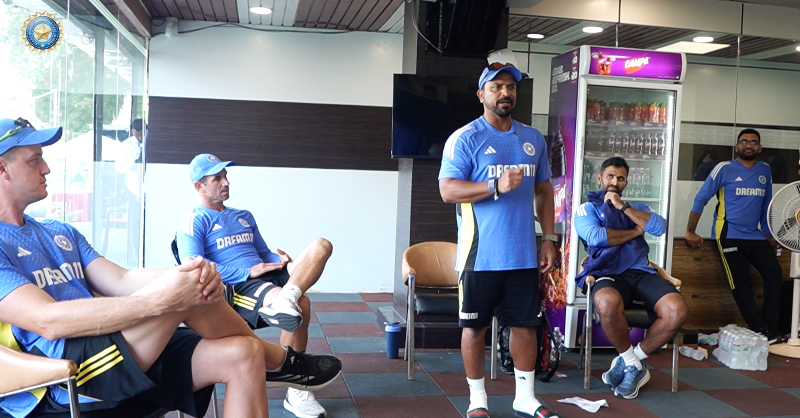 BCCI's tweet photo. 𝗗𝗿𝗲𝘀𝘀𝗶𝗻𝗴 𝗥𝗼𝗼𝗺 𝗕𝗧𝗦 | 𝗜𝗺𝗽𝗮𝗰𝘁 𝗙𝗶𝗲𝗹𝗱𝗲𝗿 𝗼𝗳 𝘁𝗵𝗲 𝗦𝗲𝗿𝗶𝗲𝘀 

Sharp grabs, one-handed catches and terrific fielding remained constant throughout the #INDvBAN series!

🎥 Find out who won the fielding  🏅🔽 - By @RajalArora 

#TeamIndia | @IDFCFIRSTBank