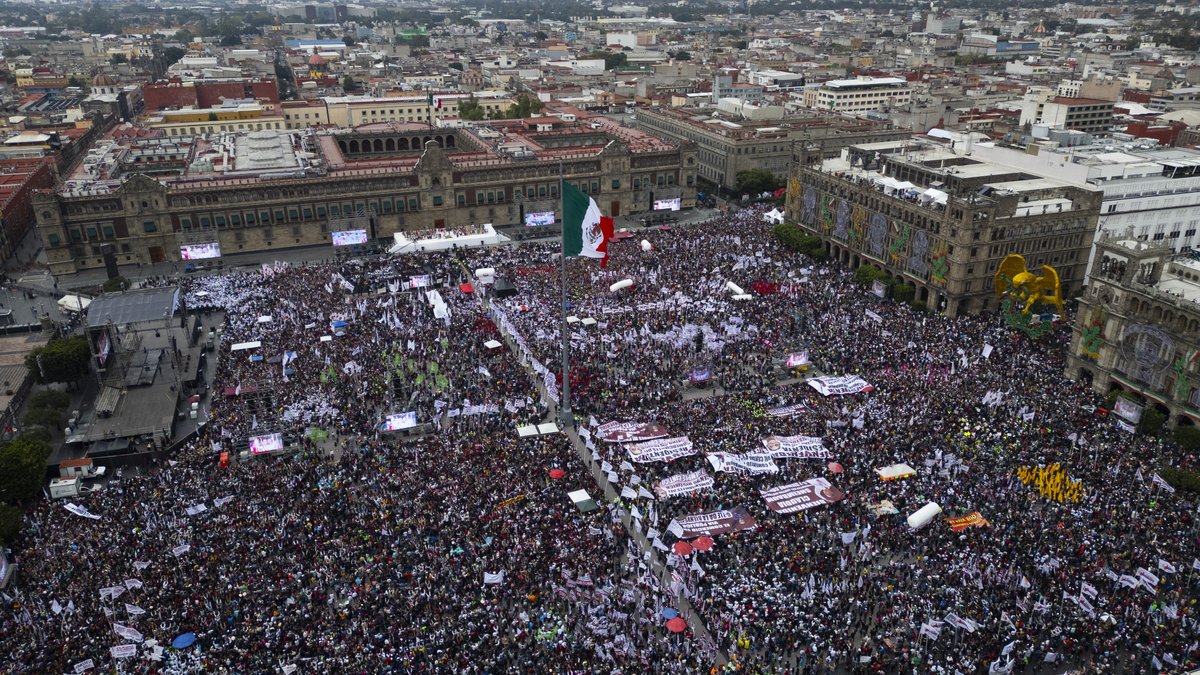 marathb's tweet photo. 🤝 Acompañé a la Presidenta @Claudiashein a su toma de protesta ante el pueblo de 🇲🇽 en el Zócalo. Se comprometió a seguir la escuela del expresidente @lopezobrador_ de defender siempre a 🇲🇽, de enaltecer el amor, la verdad, la honestidad y la fraternidad y a condenar cualquier forma de discriminación; a no mentir, a no robar y a nunca traicionar al pueblo.

📄 Entre los 100 compromisos a cumplir, presentó los siguientes en materia laboral: 

✅ No regresará el modelo neoliberal que tanto daño hizo a México, se mantendrá la Economía Moral y el Humanismo Mexicano. 

✅ Se garantizarán todos los Programas de Bienestar que están por aprobarse en el Congreso, incluido @JovConFuturo.

✅ Seguirá el aumentó al Salario Mínimo por encima de la inflación. Se podrá adquirir 2.5 canastas básicas. 

✅ Aumentará progresivamente el salario mínimo de trabajadoras y trabajadores del Estado: maestras y maestros de educación básica, de médicas y médicos, enfermeras y enfermeros, soldados y marinos, para que nadie de ellas y ellos gane menos que el salario promedio registrado en el @Tu_IMSS.

✅ Se aprobará la reforma a la Constitución para mejorar las pensiones, que ya es una realidad con el Fondo de Pensiones para el Bienestar.

✅ Este mes, se enviará la iniciativa para garantizar la obligatoriedad de la seguridad social para repartidoras y repartidores de plataformas digitales.

✅ En acuerdo con las y los empleadores, se alcanzará gradualmente la semana laboral de 40 horas. 

✅ Se cumplirá el compromiso con las y los trabajadores de Altos Hornos de México, en #Coahuila, para recuperar sus fuentes de trabajo. Continuaremos con el Plan Integral de Rescate y Justicia para las y los familiares de los mineros de #PastaDeConchos y el #Pinabete.

🙌 ¡El Segundo Piso de la #Transformación lo haremos entre todas y todos! ¡No les vamos a fallar!