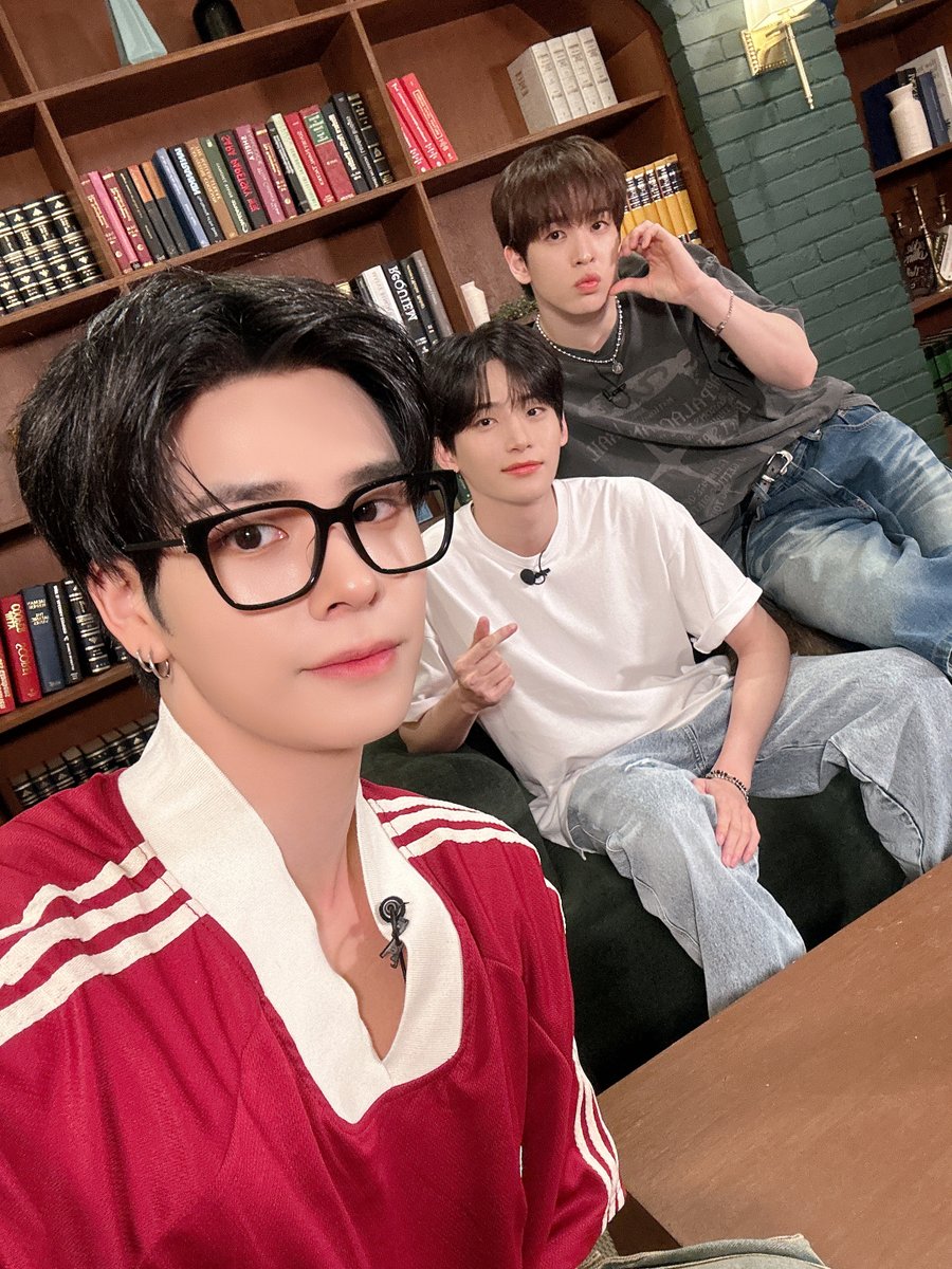 CRAVITYstarship's tweet photo. [📸] 
[for. LUVITY] 크터뷰 시즌2 #6 세림&amp;앨런&amp;정모 - 𝙎𝙀𝙇𝙁𝙄𝙀 𝙎𝙋𝙊𝙄𝙇𝙀𝙍🤳
⠀
잠시 후 9PM!
크래비티 공식 팬카페에서 함께하세요🌟
⠀
#CRAVITY #크래비티
#세림 #앨런 #정모
#LUVITY #러비티
#CRAVITY_INTERVIEW #크터뷰 https://t.co/XkGW8YPBJG