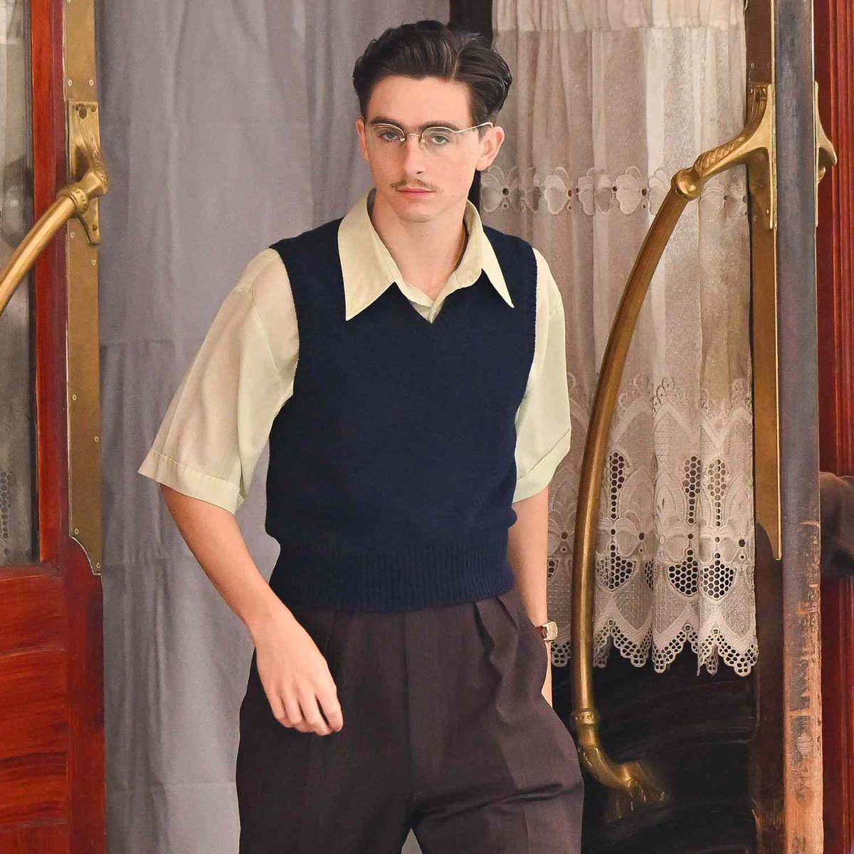 RaxKingIsDead's tweet image. on E! news they just described timothee chalamet in this getup as ‘unrecognizable.’ i can easily recognize him