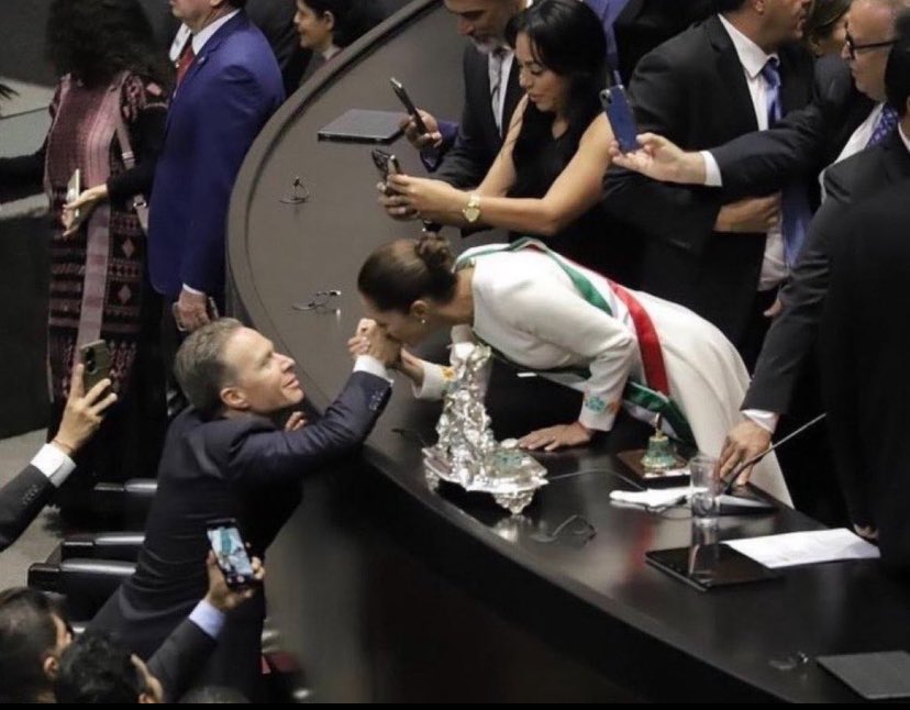 Que no vuelvan jamás a presumir una superioridad moral inexistente. 
Que no vuelvan jamás a decir cuán demócratas son. 
Que no vuelvan jamás a decir que no son iguales. 
Que no vuelvan jamás a hablar de cómo eliminaron la corrupción. 

El beso de Claudia Sheinbaum a la mano de