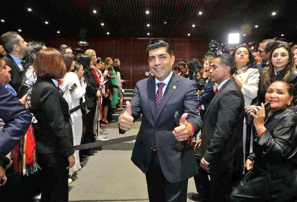 Carlos Candelaria (@candelaria___) on Twitter photo Les comparto que he aceptado la invitación del secretario de Economía <a href="/m_ebrard/">Marcelo Ebrard C.</a> para incorporarme a su equipo de trabajo.
Por lo que notifiqué personalmente a nuestro coordinador del #GPM66L <a href="/RicardoMonrealA/">Ricardo Monreal A.</a> que a partir de mañana solicitaré licencia, agradeciéndole todo el Les comparto que he aceptado la invitación del secretario de Economía <a href="/m_ebrard/">Marcelo Ebrard C.</a> para incorporarme a su equipo de trabajo.
Por lo que notifiqué personalmente a nuestro coordinador del #GPM66L <a href="/RicardoMonrealA/">Ricardo Monreal A.</a> que a partir de mañana solicitaré licencia, agradeciéndole todo el