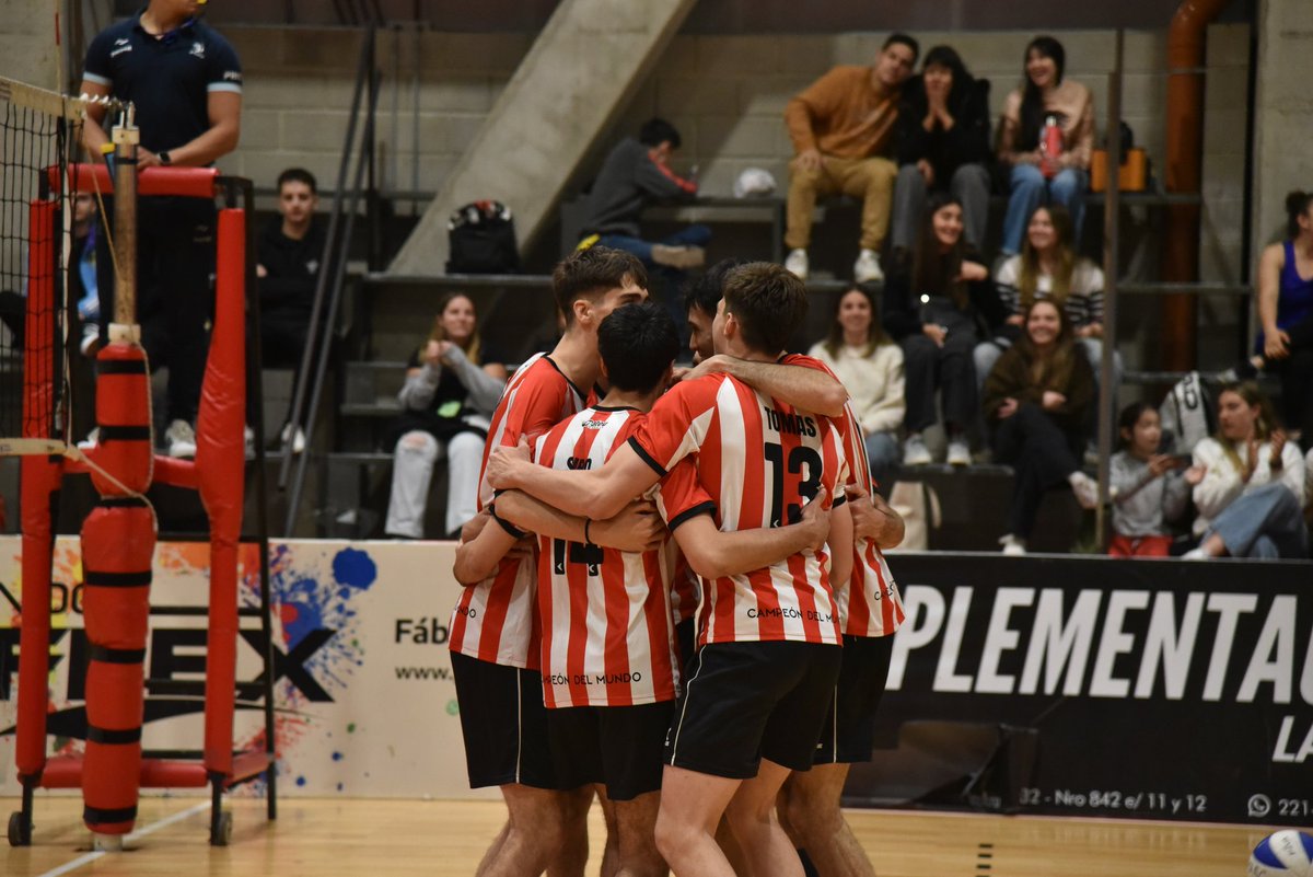 EdelpVoley's tweet photo. ¡Despedida con remontada y triunfo en casa 🇦🇹💪!

✅️ Estudiantes 3 - UNTREF 2
🔸️ 26-28, 20-25, 25-22, 26-24, 15-13 

Así cerró con triunfo su participación en la Copa Alcides Márquez 🙌

#VamosPincha🦁 https://t.co/XWPqQnPQ5O
