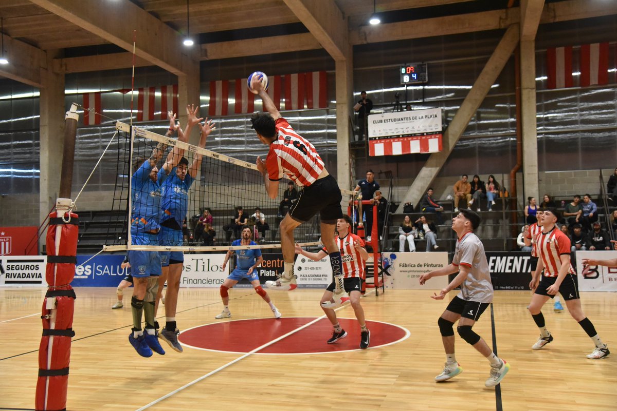 EdelpVoley's tweet photo. ¡Despedida con remontada y triunfo en casa 🇦🇹💪!

✅️ Estudiantes 3 - UNTREF 2
🔸️ 26-28, 20-25, 25-22, 26-24, 15-13 

Así cerró con triunfo su participación en la Copa Alcides Márquez 🙌

#VamosPincha🦁 https://t.co/XWPqQnPQ5O