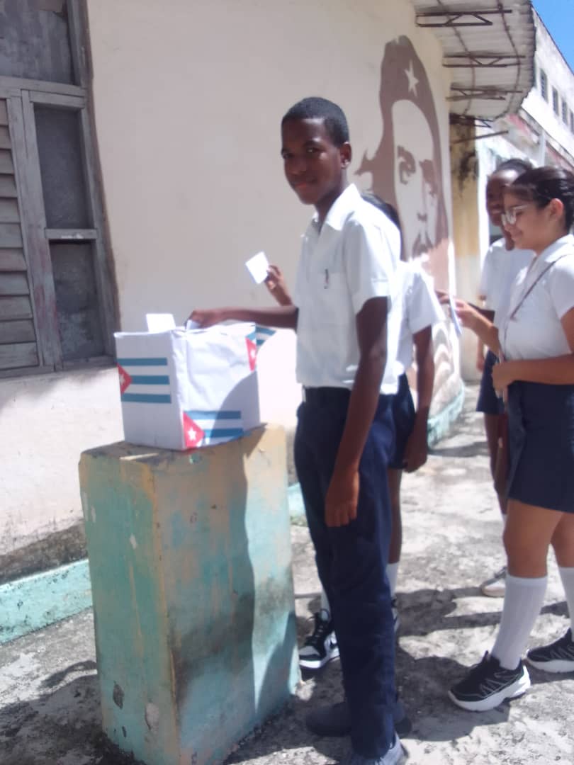 Los estudiantes de 8vo grado realizando las Elecciones Pioneriles <a href="/dmearroyo/">dmearroyonaranjo</a>  <a href="/YaismaHernandez/">Yaisma Hernández</a>  @dpelah