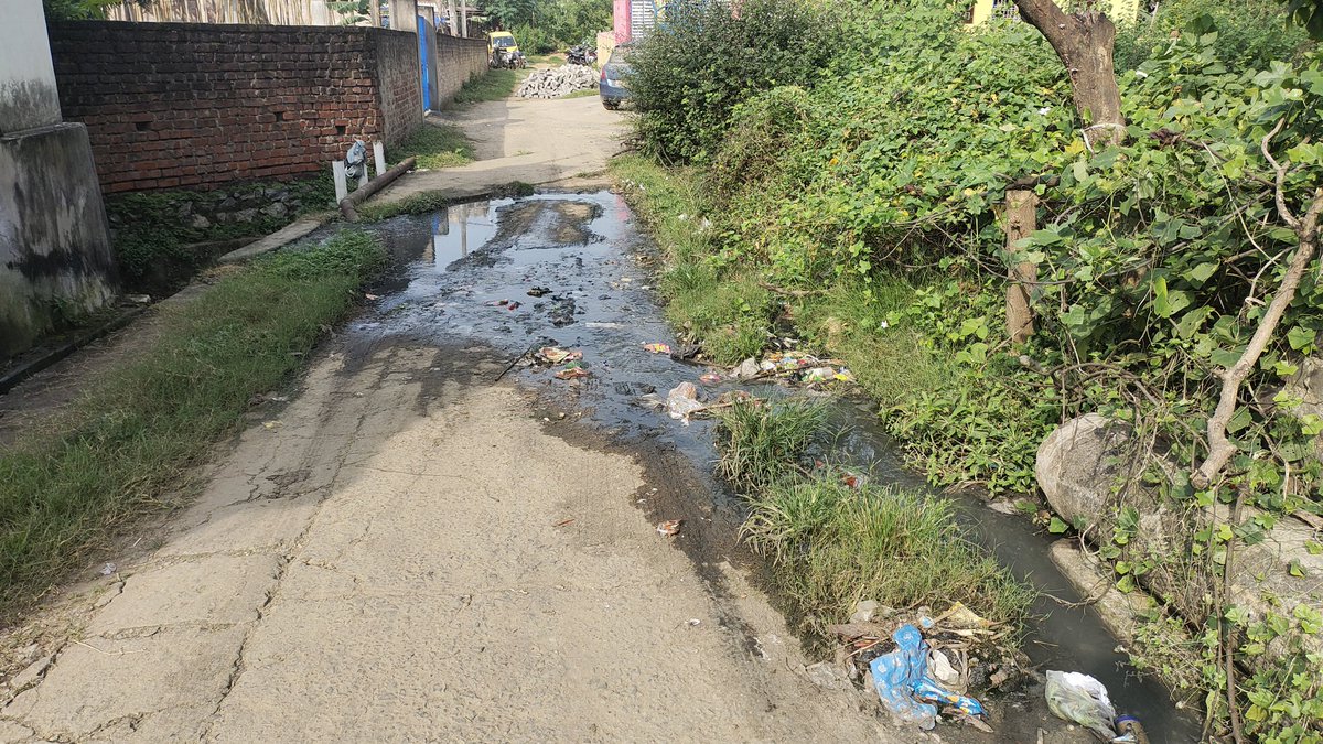 AlokKN29's tweet photo. This is the condition of a locality for nearly 2 months in Master colony Rajgangpur. Due to the collection of drain water the road is getting damaged and the locals are facing day to day many problems. Kindly take necessary action. @Rajgangpur_Mun @HUDDeptOdisha @SwachhBharatGov https://t.co/PD5iM5UVGS