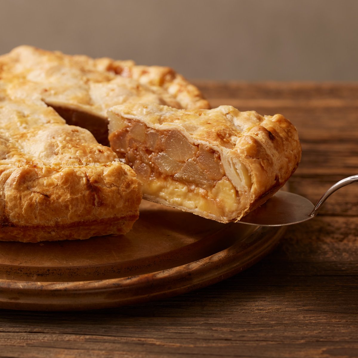 Starbucks_J's tweet photo. 秋の深まりを感じる季節に、新たな秋の味覚がお店に並びました。
漂うコーヒーの香りとともに、今日はどのデザートを楽しみたいですか？☕😋

🍎→#青森県産2種のりんごカスタードアップルパイ
🎃→#パンプキンバスクチーズケーキ
🌰→#マロンパウンドケーキ https://t.co/qux6tKj80z