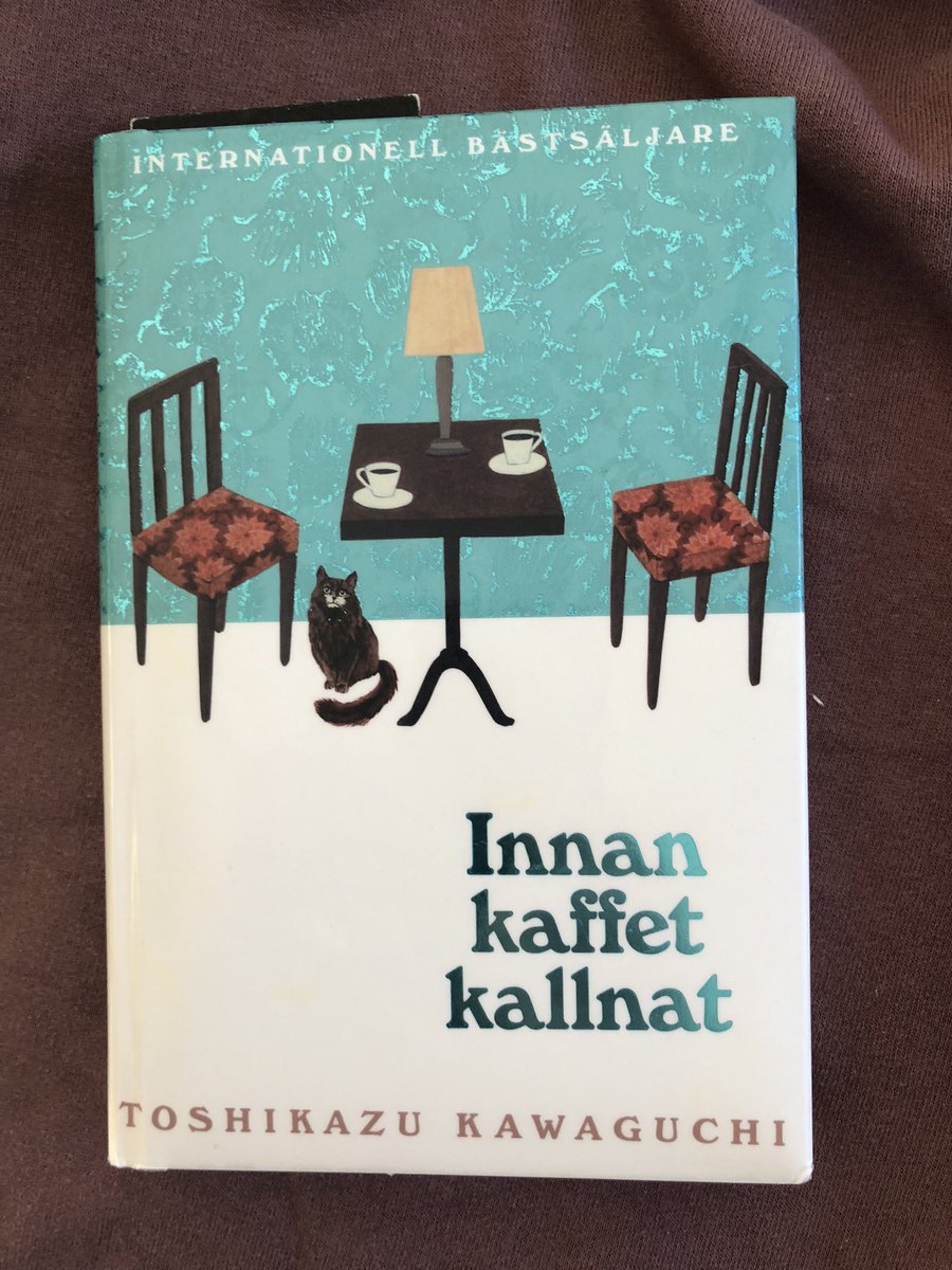Kafé i Tokyo erbjuder inte bara utsökt kaffe utan även tidsresor. Udda kammarspel med sympatiska och fint utmejslade karaktärer.