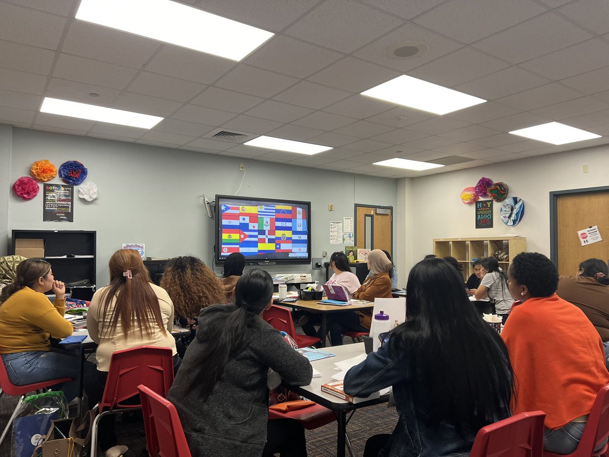 ProjectLEARN3's tweet photo. ESL Group A- Fantastic class today! We love hearing our parents practice their English skills! https://t.co/2jyOlt4pSO