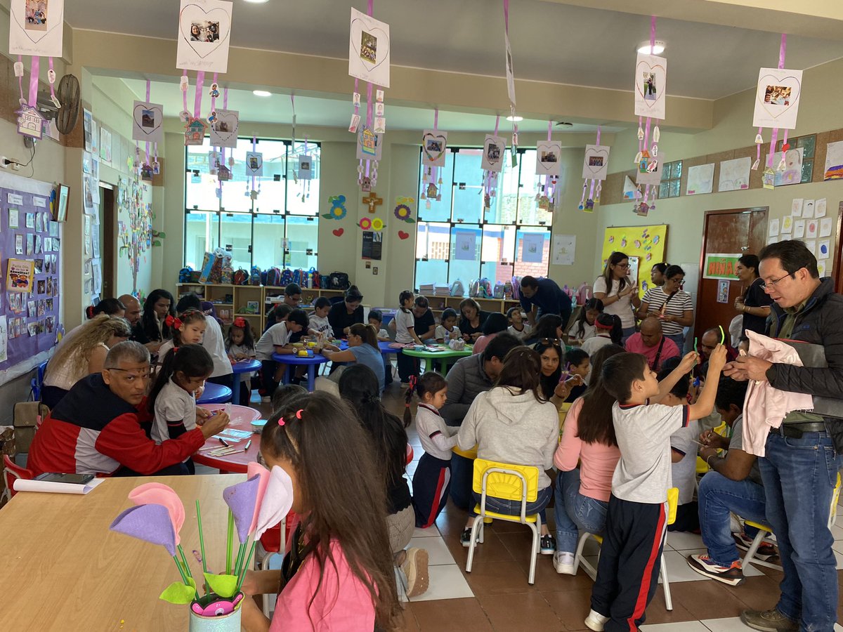 noeliabanasco's tweet photo. “Celebrar el Aprendizaje”, después de un proyecto, en los colegios de la @Red_EQAp es una seña de identidad del #ModeloRubik. Hoy compartiendo con alumnos, familias y profesores del #ColegioSanAgustindeChiclayo
#TransformandoEscuelas
#SomosRed https://t.co/fpANL6YaQl