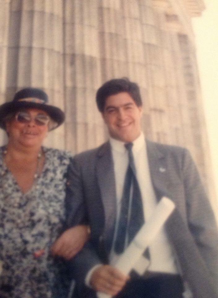 Gregoriodalbon's tweet photo. Mi vieja decía “lo único que no pueden robarte es el título”
Sola, pedía comida en restaurantes, no había plata ni un papá.
Fui gratis a UBA DERECHO
Me recibí de abogado. 
Ella partió…
Me quedó el título. 
Luchar por la Educación Pública es un deber. 
Los pobres llegan, ESTUDIÁ!