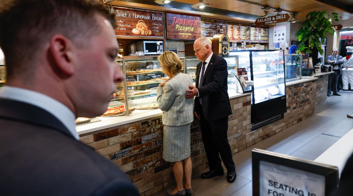 flashinfong's tweet photo. 1293https://www.flashinfong.com/tim-walz-grabs-pizza-and-continues-his-nyc-tour-after-the-debate/Tim Walz grabs pizza and continues his NYC tour after the debate https://t.co/f6uVctc6Gl