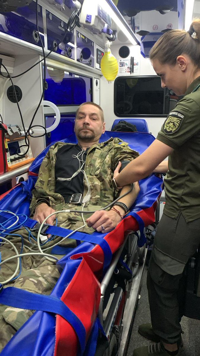 VvZiper's tweet photo. Нічна робота команди @lifesavecenter, анестезіолог Іванка, рятую життя і оперативне доставляє хвооого до кардіологічного центру. https://t.co/rovhZDUYdw