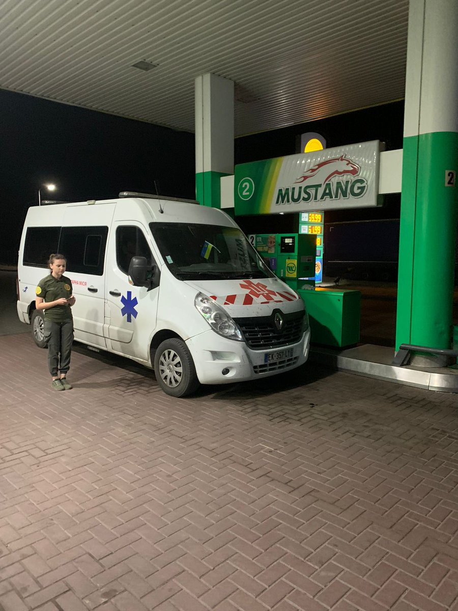 VvZiper's tweet photo. Нічна робота команди @lifesavecenter, анестезіолог Іванка, рятую життя і оперативне доставляє хвооого до кардіологічного центру. https://t.co/rovhZDUYdw