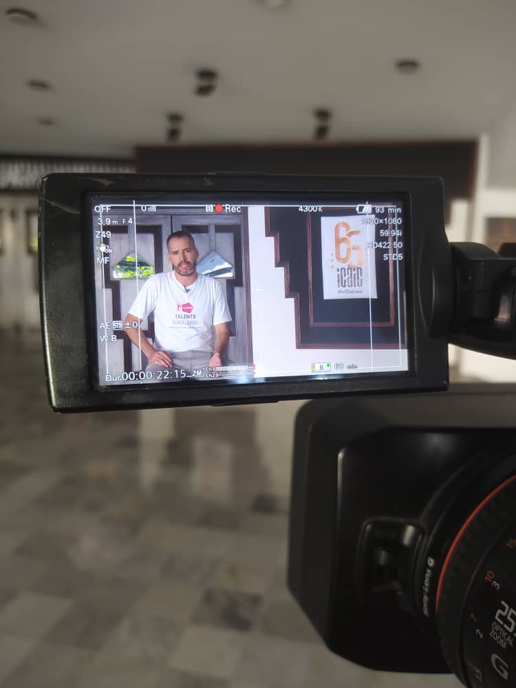 #HOY: En el lobby del cine Chaplin se grabó una entrevista a <a href="/RRdoInfante/">RRicardoInfante</a>  director de Prensa de nuestro Festival para informar detalles del proceso de selección de 🎞️ para el #45FINCL, los espacios teóricos y exposiciones que tendrán lugar en el evento. 

#FestivalCineHabana