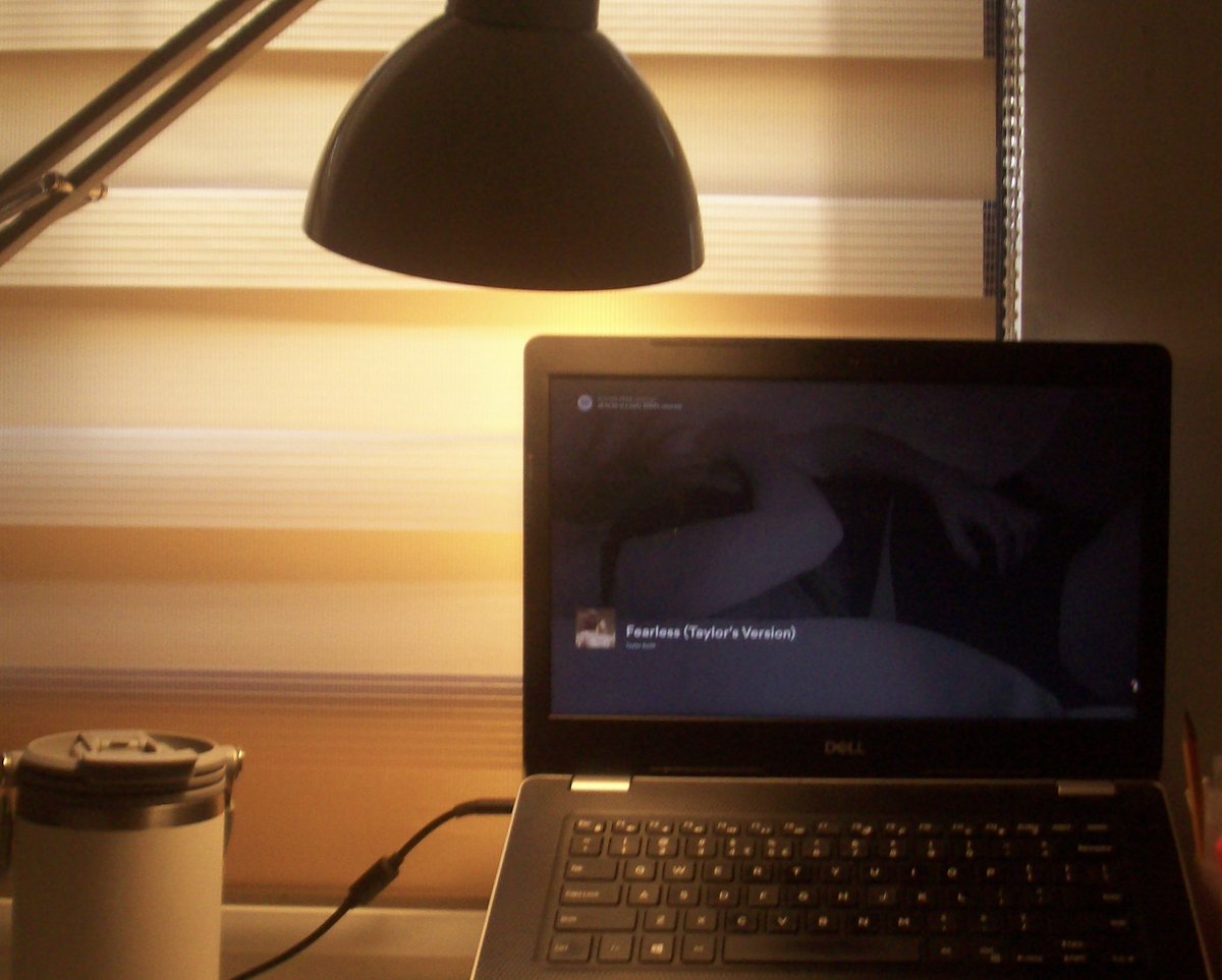 tarormt's tweet photo. long time no post !! sorry, just got rllyyy busy.
anyways, changed the view of my desk ! what do you think? :D
shot using my digicam ♡
#studytwt #studyarchive https://t.co/4bzeOkLk5X