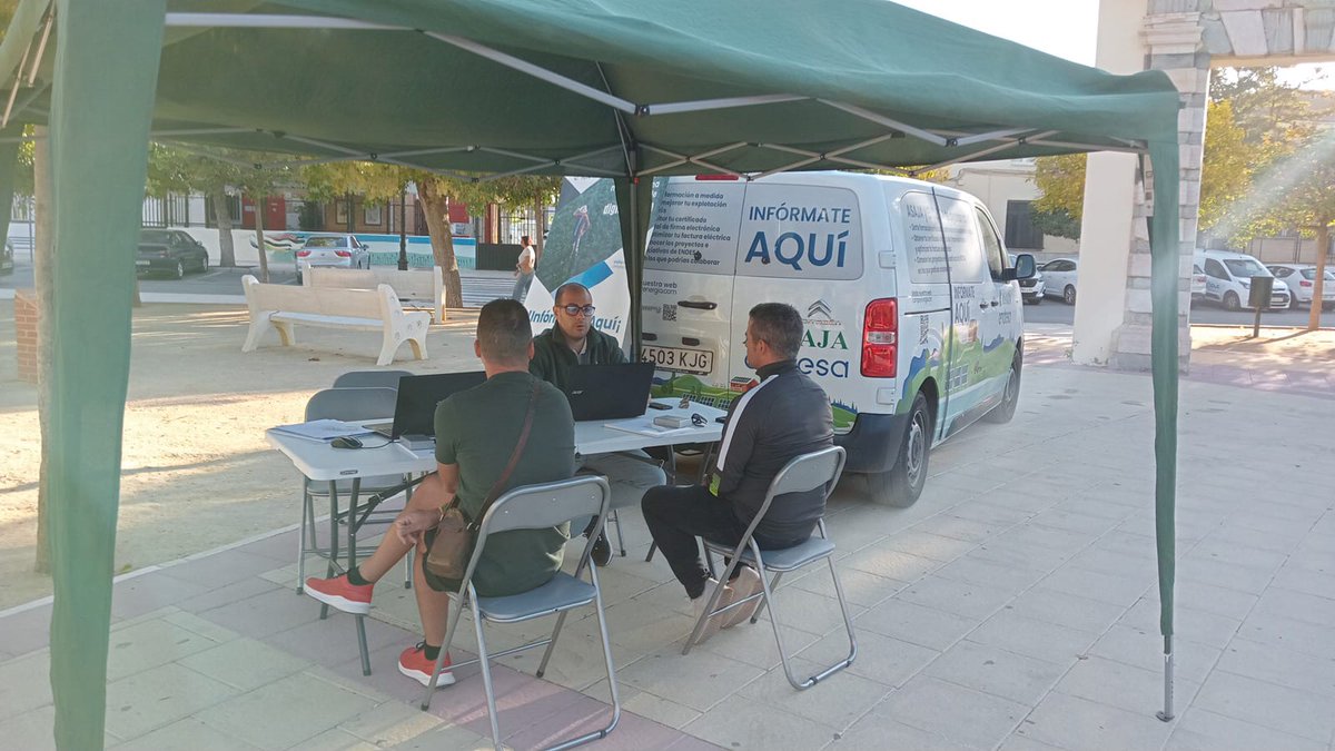 AsajaNacional's tweet image. 🚐🔵 Hoy y mañana puedes encontrar nuestra #OficinaMóvil de #DigitalizaciónRural en 📍 #Campillos (#Málaga)

📸 nuestros técnicos asesorando a #agricultores y #ganaderos 

¡Acércate! 
➕INFO 👉 campoyenergia.com
@endesa #TransiciónJusta
