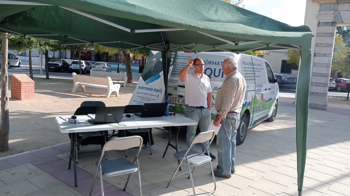 AsajaNacional's tweet image. 🚐🔵 Hoy y mañana puedes encontrar nuestra #OficinaMóvil de #DigitalizaciónRural en 📍 #Campillos (#Málaga)

📸 nuestros técnicos asesorando a #agricultores y #ganaderos 

¡Acércate! 
➕INFO 👉 campoyenergia.com
@endesa #TransiciónJusta