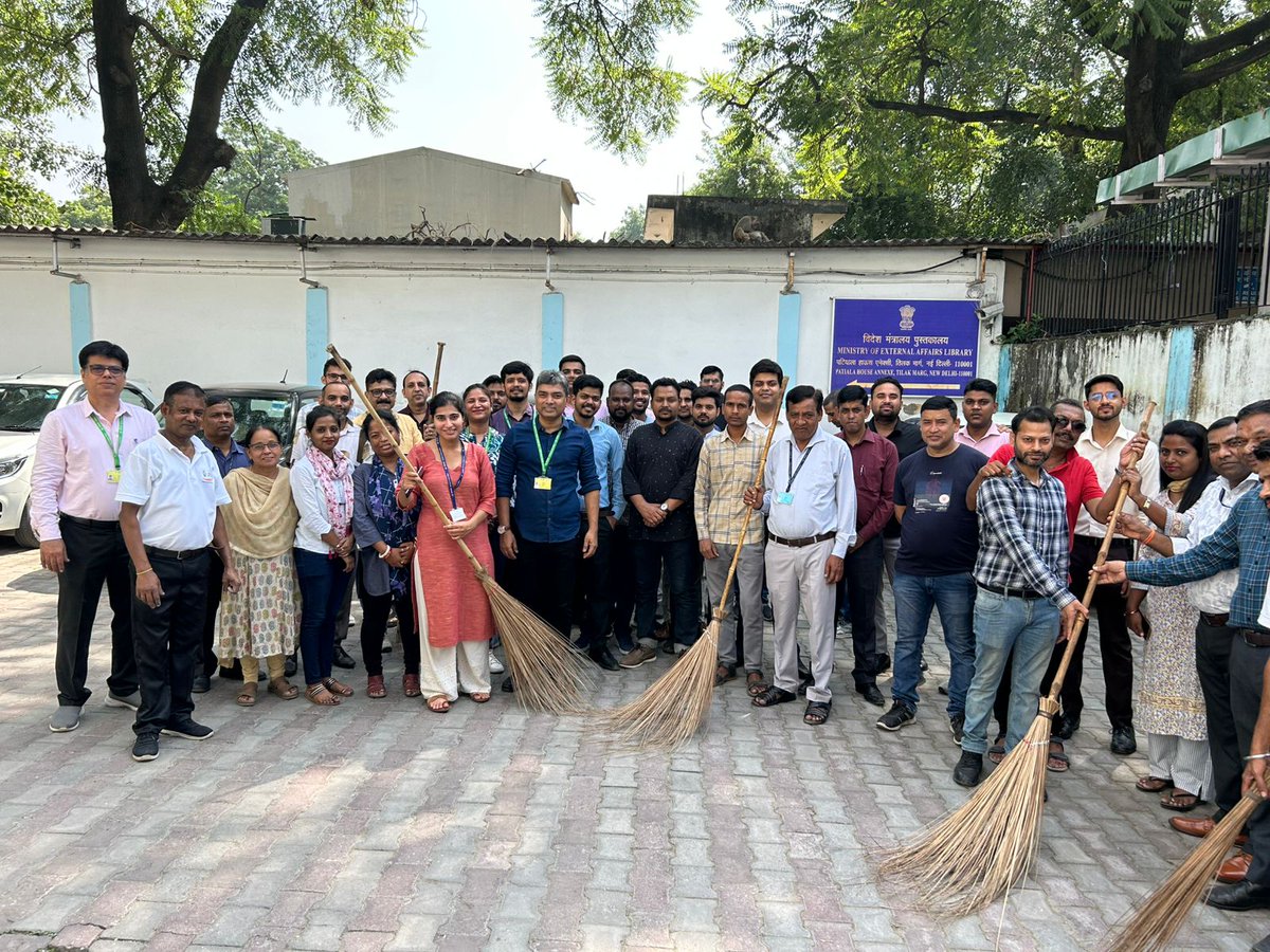 passportsevamea's tweet photo. As part of #SwachhataHiSeva2024, a cleanliness drive conducted by #PassportSevaProgram Division Team-Shramdan (Voluntary work) to clean Office premises & outdated equipment/furniture disposed off.
#SHS2024 #SwabhavSwachhata #SanskaarSwachhata @MEAIndia @PMOIndia https://t.co/Kfqzusnpgk