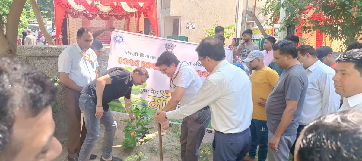 DDA ke Adhikariyo dwara siraspur Ekta Apartment me swakshata divas par Apartment ki sqf safai aur Maa ke naam bahut se trees lagaye gye.
