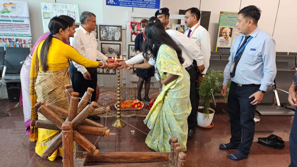 aaiagtairport's tweet photo. 'Swachhata' is a way of Life. We are so committed to ensure the Cleanliness by all means in our surroundings. A memento of encouragement was handed-over to #IndiGo for having the 'Best-kept' Office. Also felicitated our #Housekeeping staff on the occasion. 
#SHS2024 #SBD2024 https://t.co/rYUXVtLA4I