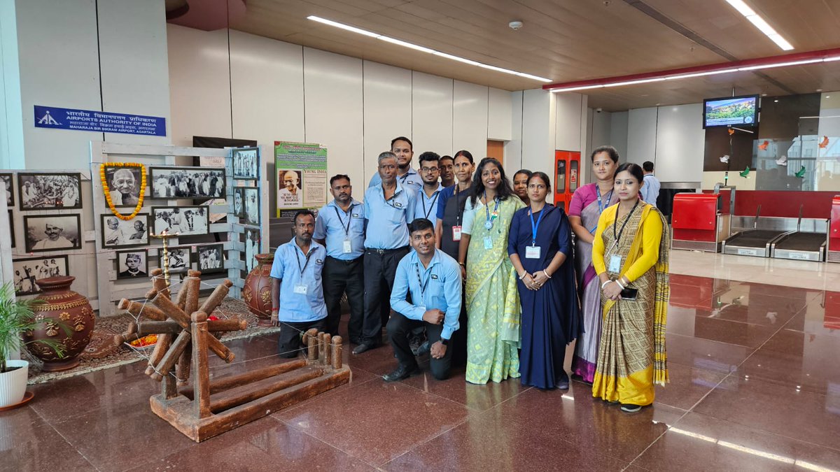 aaiagtairport's tweet photo. 'Swachhata' is a way of Life. We are so committed to ensure the Cleanliness by all means in our surroundings. A memento of encouragement was handed-over to #IndiGo for having the 'Best-kept' Office. Also felicitated our #Housekeeping staff on the occasion. 
#SHS2024 #SBD2024 https://t.co/rYUXVtLA4I