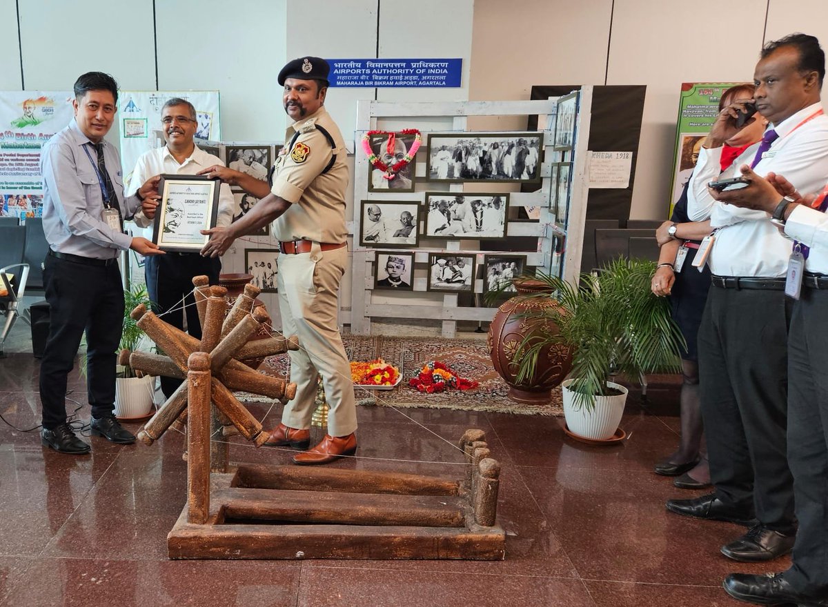 aaiagtairport's tweet photo. 'Swachhata' is a way of Life. We are so committed to ensure the Cleanliness by all means in our surroundings. A memento of encouragement was handed-over to #IndiGo for having the 'Best-kept' Office. Also felicitated our #Housekeeping staff on the occasion. 
#SHS2024 #SBD2024 https://t.co/rYUXVtLA4I