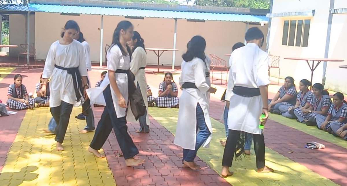 kvinsmandovi's tweet photo. Power of performance! @kvinsmandovi students spread cleanliness awareness through street play (Nukkad Natak) under Swachhata Hi Sewa!
Inspiring community change, one act at a time! #SwachhataHiSewa #CleanlinessAwareness
#GandhiJayanti2024
#SwachhBharatMission https://t.co/MVG9onD3sa