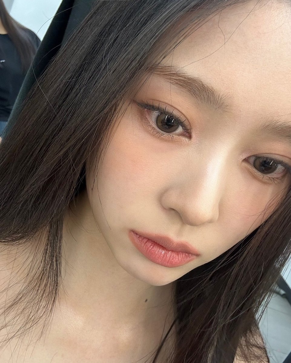 Stop babying your idol they said but sorry it doesn't work for Kim Minju stan just look at her little pout🥺🤏🏻