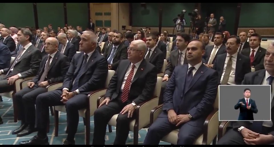 Şu tiplere bak kendilerine hayırları yok ülkenin geleceği için karar veriyorlar 😄