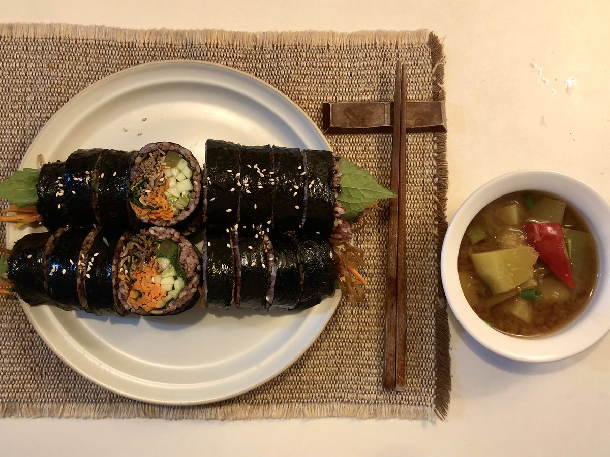 junggourmet's tweet photo. 두부면 데리야키소스 김밥🥢
든든하니 맛있다😋
도시락으로도 추천!

- 간장1.5T 올리고당2/3 맛술1 설탕1t 물1 후추 섞어서 데리야키 양념장 만들기
- 두부면에 양념장 넣고 3분 정도 볶기
- 당근, 단무지, 오이 넣고 김밥 말아주면 완성!! https://t.co/t1Ccb0IuSH