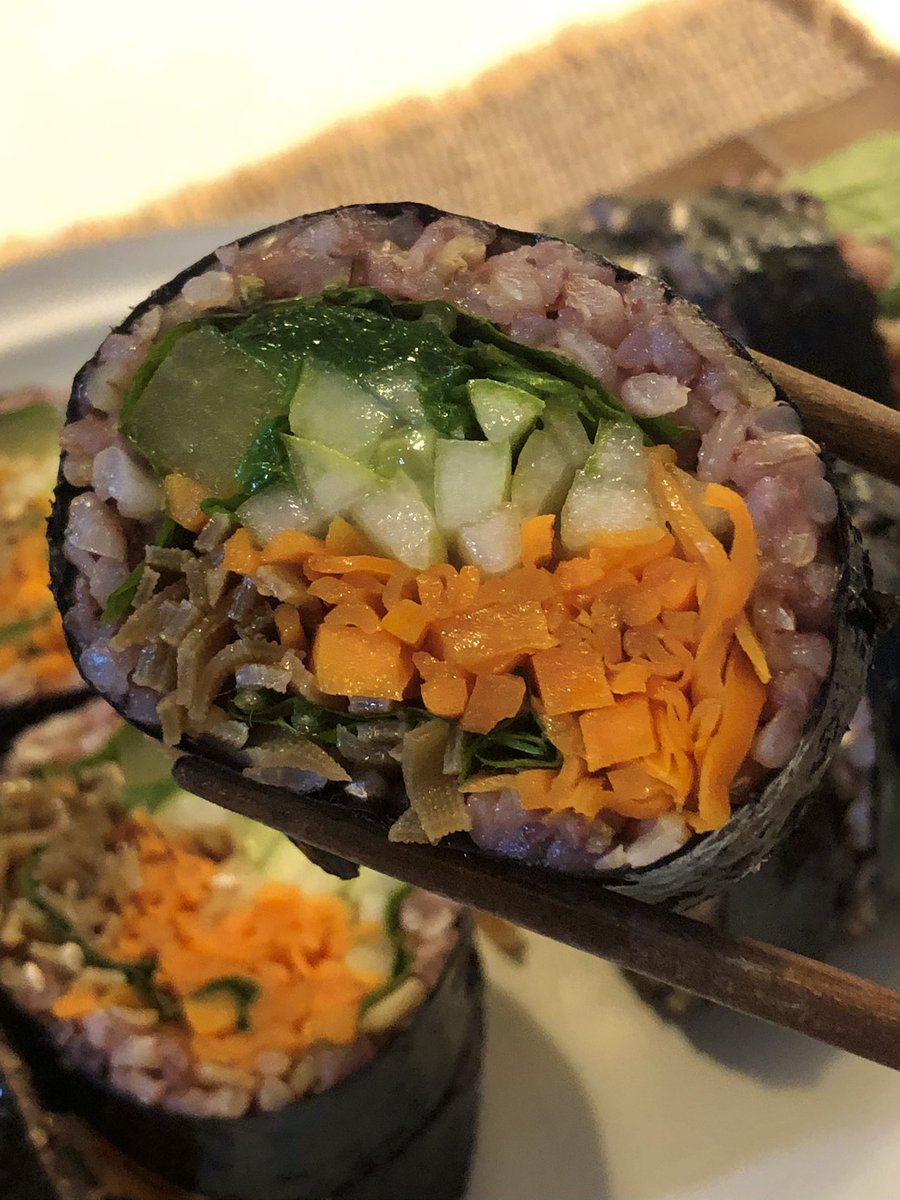 junggourmet's tweet photo. 두부면 데리야키소스 김밥🥢
든든하니 맛있다😋
도시락으로도 추천!

- 간장1.5T 올리고당2/3 맛술1 설탕1t 물1 후추 섞어서 데리야키 양념장 만들기
- 두부면에 양념장 넣고 3분 정도 볶기
- 당근, 단무지, 오이 넣고 김밥 말아주면 완성!! https://t.co/t1Ccb0IuSH