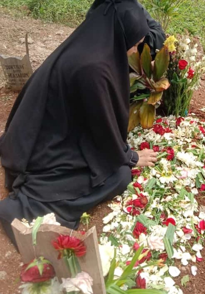 lisnts_'s tweet photo. patah hati terbesar ku hari ini, ma alhamdulillah udah ga sakit lagi yaa

mohon doanya moots🥹
innalillahi wa innailaihi rojiun telah berpulang ke Rahmatullah Ibunda tercinta, semoga Allah berikan tempat terbaik di sisiNya https://t.co/gXTMRHKEPU