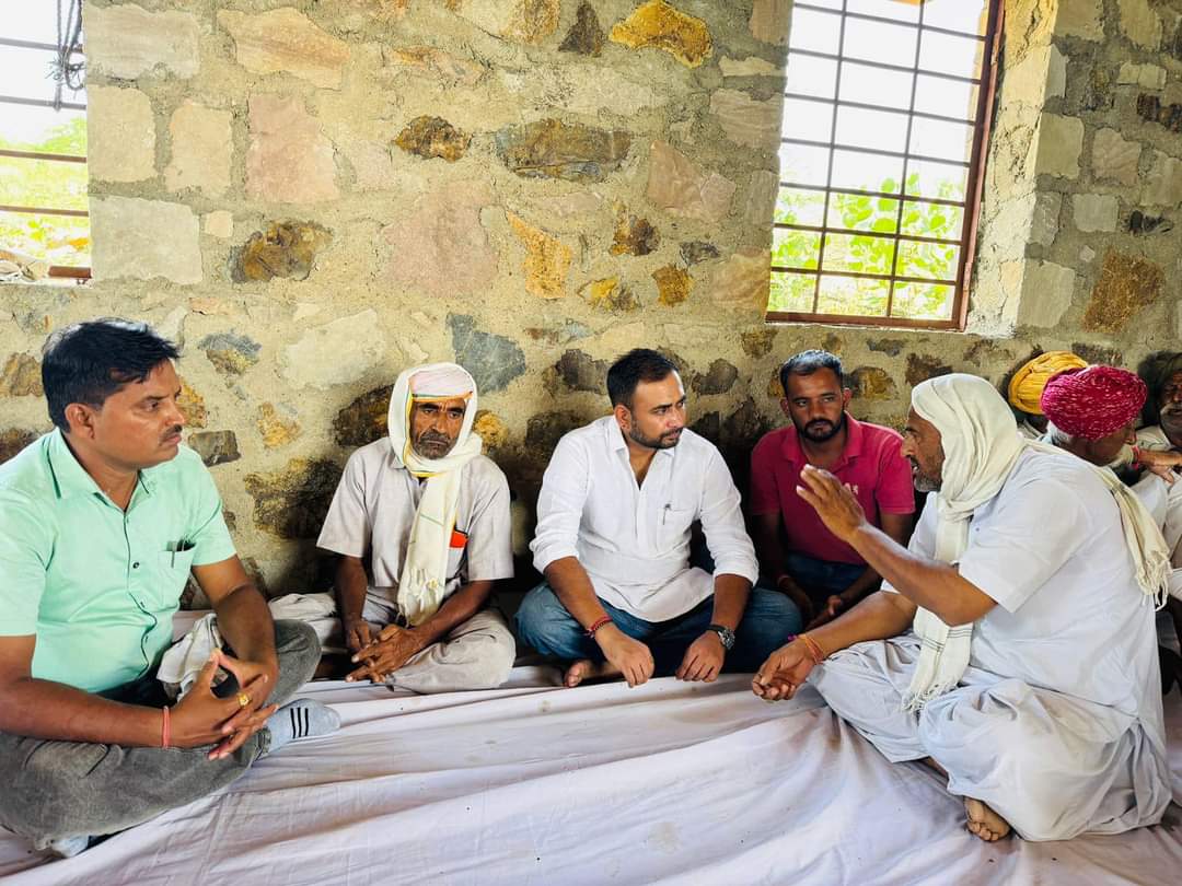 AzadBarmer's tweet photo. आज बाड़मेर विधानसभा के ग्राम मीठडा में अनोपसिंह जी राजपुरोहित के एवं धुड़ा राम जी भील के स्वर्गवास हो जाने पर उनके परिवारजनों से मिलकर सांत्वना दी।  ।#Barmer https://t.co/bEnTDyDJfU