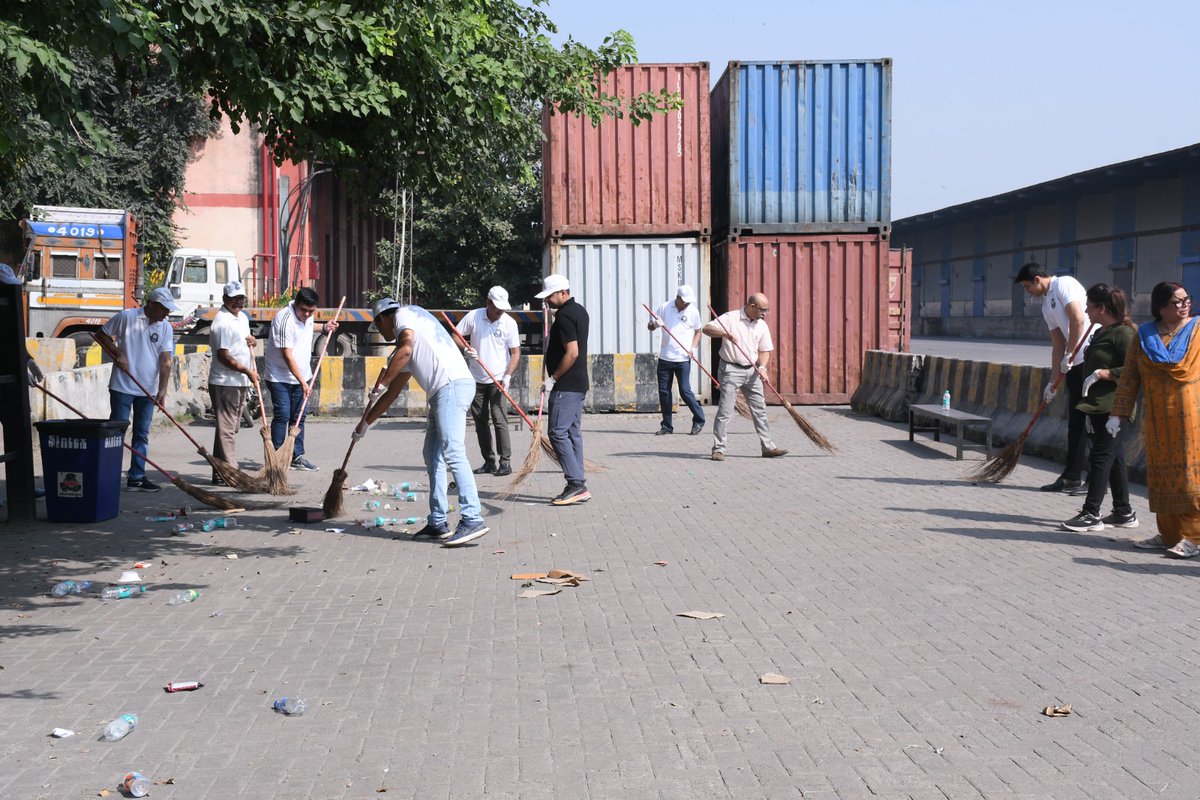 On 02.10.2024 the Office of Principal Commissioner,  ICD TKD Import &amp; Commissioner ICD TKD Export jointly celebrated Swacchh Bharat Diwas and organized a cleanliness drive in the office premises. On this occasion, planters and jute bags were distributed among staff members.