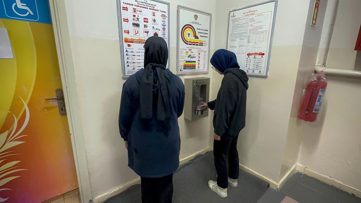 inanguney's tweet photo. Beyoğlu'muzun evlatları için bir ilki daha gerçekleştirdik.

İlçemizdeki devlet okullarına çocuklarımız için su arıtma cihazları yerleştirdik.

Okullarımızda içilebilir ve ücretsiz su dönemi hayırlı olsun. https://t.co/Q6DzQyVX5R