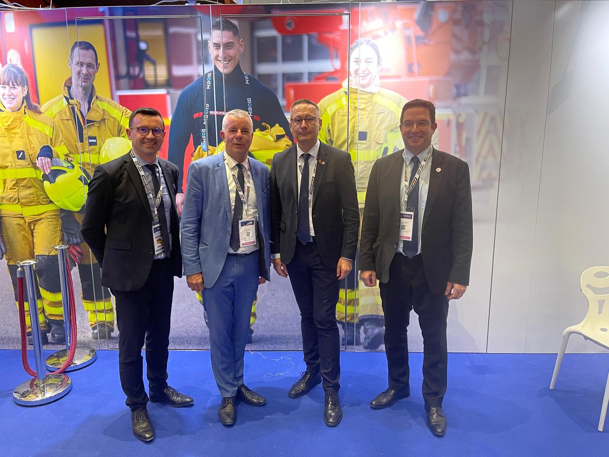 A l’occasion du congrès national des sapeurs-pompiers qui s’est tenu la semaine dernière à Mâcon, le Lieutenant-Colonel Jean-Paul BOSLAND a été réélu à la tête de la fédération nationale des sapeurs-pompiers de France.👏
Le SDIS 74 est fier de cette nouvelle, félicitations à lui.